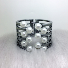 Perlenarmband Damen – Breites Design & stilvolle Fassung
