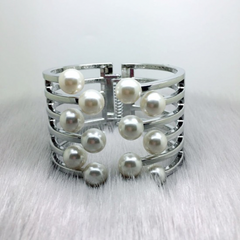 Perlenarmband Damen – Breites Design & stilvolle Fassung