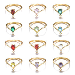 V-förmiger Geburtsstein-Ring Dezember – Krönchen-Design in Goldoptik