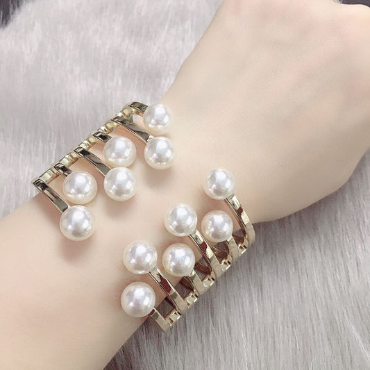 Female pearl bracelet