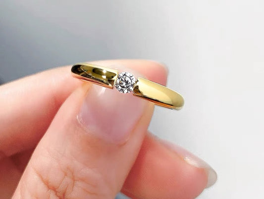 RING in Gold 14K mit schönen Diamant
