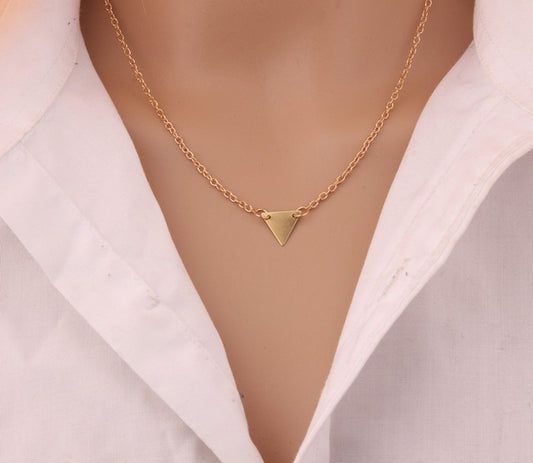Halskette Dita mit Tiny Dreiecksanhänger in Gold